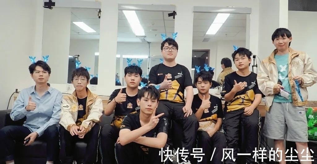 形成鲜明对 形成鲜明对